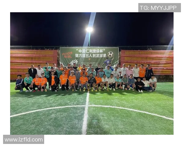 足球明星勇闯火场挑战消防员展现勇气与团队精神的精彩对决