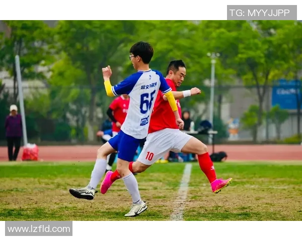 足球明星进球瞬间的精彩姿势与技术解析图片展示