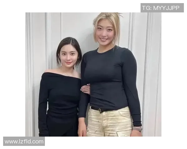篮球明星与女孩的户外合影展现青春活力与运动魅力的完美结合